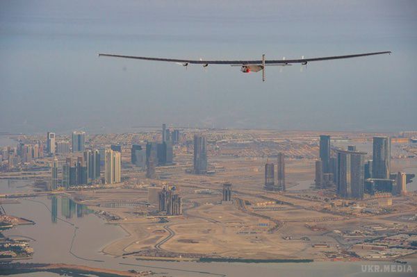 Літак на сонячних батареях "Solar Impulse 2" вилетів з Оману в Індію з новим пілотом. Велика кругосвітня подорож триває.