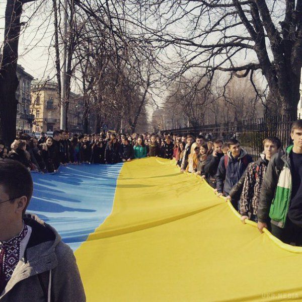 Сотні львів'ян створили живий тризуб і заспівали гімн України. Акцію присвятили 150-річчю гімну.