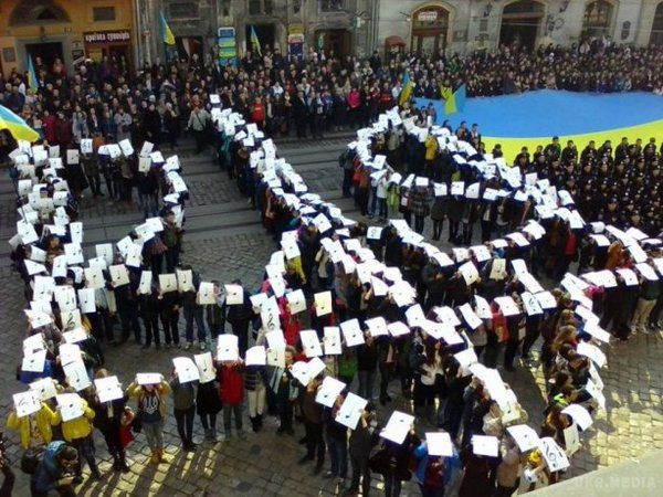Сотні львів'ян створили живий тризуб і заспівали гімн України. Акцію присвятили 150-річчю гімну.