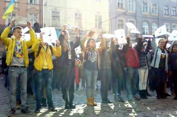 Сотні львів'ян створили живий тризуб і заспівали гімн України. Акцію присвятили 150-річчю гімну.