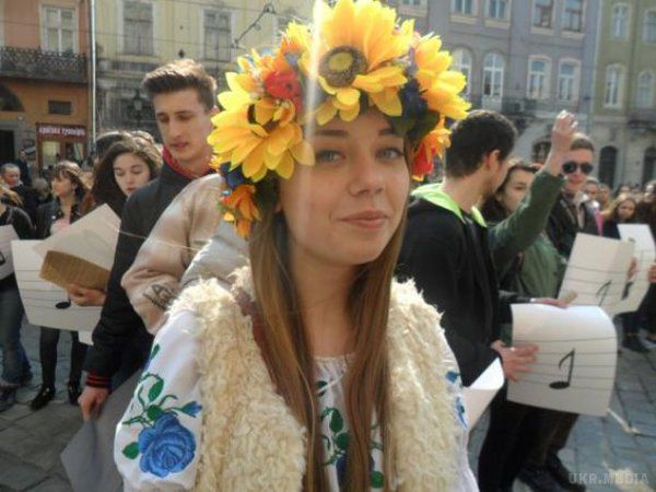 Сотні львів'ян створили живий тризуб і заспівали гімн України. Акцію присвятили 150-річчю гімну.