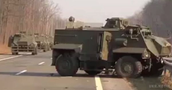 На трасі Київ - Харків перекинулась БТР: загинув військовий (відео). На 72 км траси Київ - Харків військовослужбовець не впорався з керуванням БТРа, той перекинувся, сам водій від отриманих тілесних ушкоджень загинув.