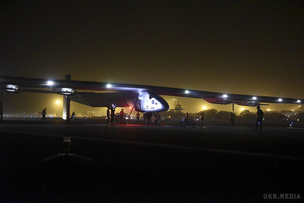 Літак на сонячних батареях Solar Impulse 2 приземлився в Індії. Після кількох днів відпочинку в Індії пілоти літака Андре Боршберг і Бертран Пікар мають намір вирушити в бік Китаю, потім їм належить політ над Тихим океаном, США, країнами Європи і Північної Африки.