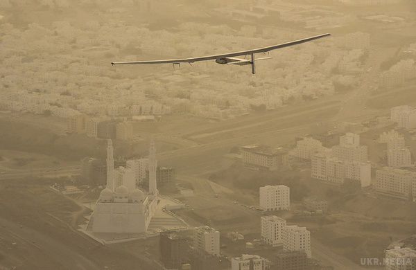 Літак на сонячних батареях Solar Impulse 2 приземлився в Індії. Після кількох днів відпочинку в Індії пілоти літака Андре Боршберг і Бертран Пікар мають намір вирушити в бік Китаю, потім їм належить політ над Тихим океаном, США, країнами Європи і Північної Африки.