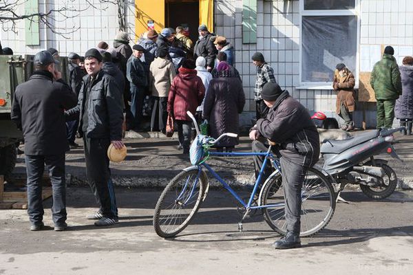 Жителі Дебальцеве: "Нас "звільнили" від нормального життя!" (фото). Бойовики ввели соціальні картки і вирішили відстрілювати бродячих собак