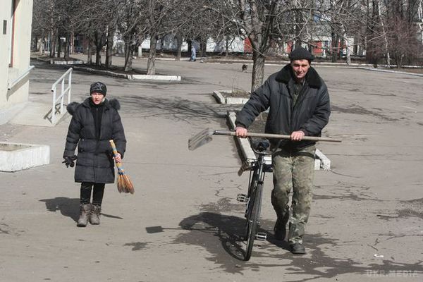 Жителі Дебальцеве: "Нас "звільнили" від нормального життя!" (фото). Бойовики ввели соціальні картки і вирішили відстрілювати бродячих собак