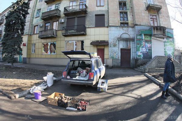 Жителі Дебальцеве: "Нас "звільнили" від нормального життя!" (фото). Бойовики ввели соціальні картки і вирішили відстрілювати бродячих собак