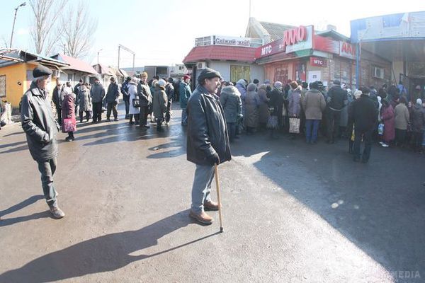 Жителі Дебальцеве: "Нас "звільнили" від нормального життя!" (фото). Бойовики ввели соціальні картки і вирішили відстрілювати бродячих собак