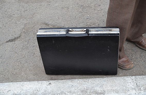 Дачник-пенсіонер знайшов дипломат, а в ньому міну. Під Маріуполем дачник-пенсіонер знайшов викинутий дипломат з вибуховим пристроєм.