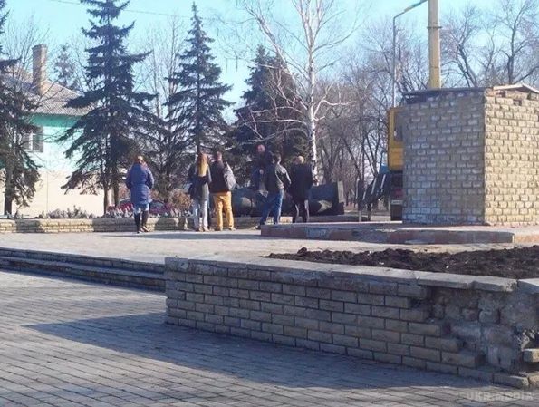 В Добропіллі стався Ленінопад (фото). Сьогодні вночі в Добропіллі Донецької області було демонтовано пам'ятник Леніну. Хто його прибрав поки невідомо. Про це повідомили місцеві жителі в соціальних мережах.