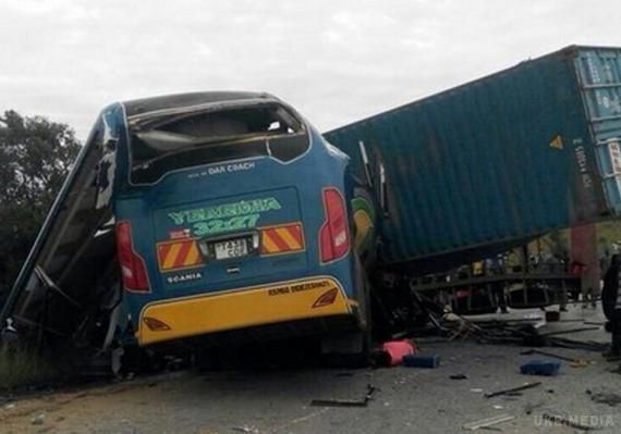 У Танзанії зіткнулися пасажирський автобус і вантажівка: загинула 41 людина. Щонайменше 41 людина загинула в результаті зіткнення вантажівки і автобуса, не разминувшихся на жвавій дорозі. 