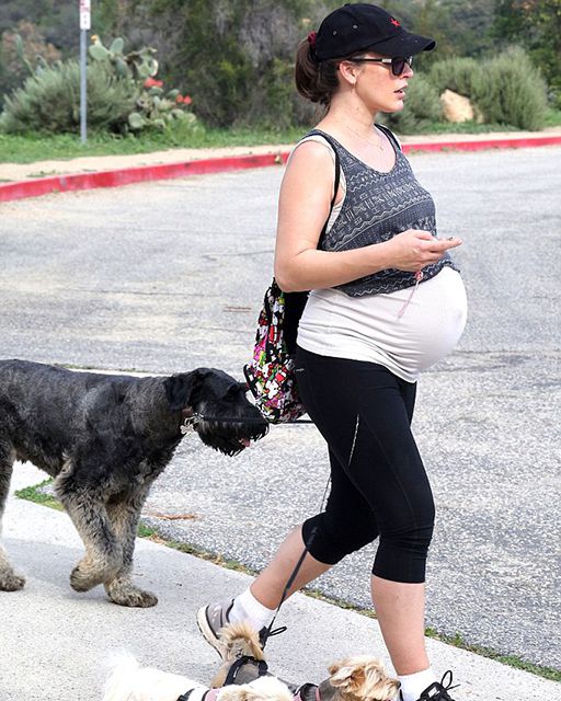 Вагітна Мілла Йовович розповіла, як бореться із зайвими кілограмами. Відома актриса зізналася, що не набрати зайвої ваги під час вагітності їй допомагають щоденні прогулянки.