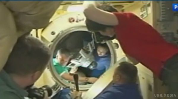 Апарат корабля Союз ТМА-14М повернувся на Землю з трьома космонавтами. Спусковий апарат пілотованого космічного корабля Союз ТМА-14М з двома російськими космонавтами та астронавтом NASA у четвер, 12 березня, здійснив посадку в казахстанському степу в розрахунковий час.
