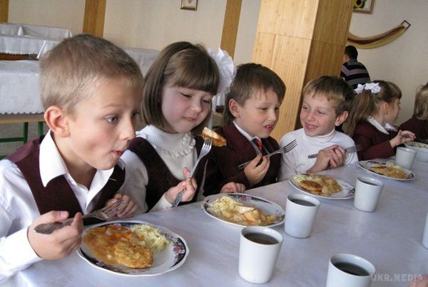 У дитсадках втамовують голод хлібом. Через підвищення цін у дошкільних закладах знижують порції і замінюють дорогі продукти дешевшими.