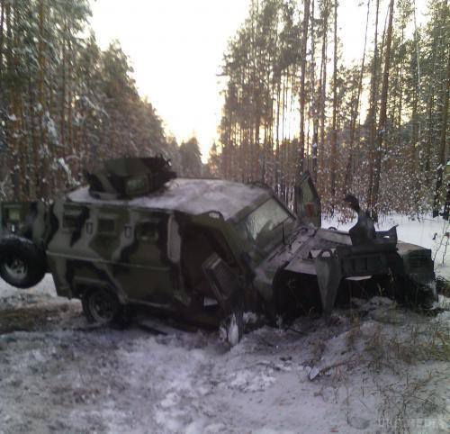На Луганщині військовий підірвався на фугасі. У Станично-Луганському районі військовослужбовець отримав поранення внаслідок наїзду на вибуховий пристрій.