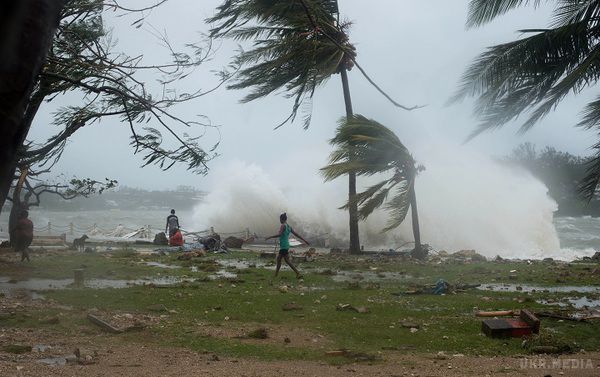 В Тихому океані пронісся ураган "Пем", забравши життя щонайменше 44 осіб (відео). Швидкість поривів вітру перевищувала 300 км на годину.