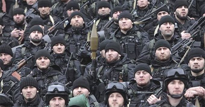 Військовий огляд: війська різних країн. Вогнетривкі македонці та інші