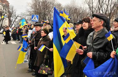  "Живий ланцюг" для захисту міста  Маріуполя (фото). Активісти намагаються привернути увагу президента до відсутності реального перемир'я навколо міста