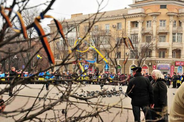  "Живий ланцюг" для захисту міста  Маріуполя (фото). Активісти намагаються привернути увагу президента до відсутності реального перемир'я навколо міста
