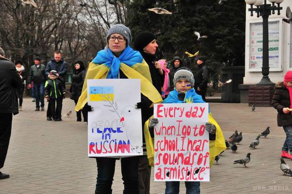  "Живий ланцюг" для захисту міста  Маріуполя (фото). Активісти намагаються привернути увагу президента до відсутності реального перемир'я навколо міста