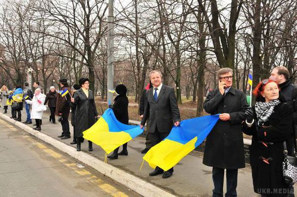  "Живий ланцюг" для захисту міста  Маріуполя (фото). Активісти намагаються привернути увагу президента до відсутності реального перемир'я навколо міста