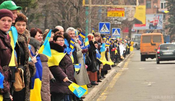  "Живий ланцюг" для захисту міста  Маріуполя (фото). Активісти намагаються привернути увагу президента до відсутності реального перемир'я навколо міста