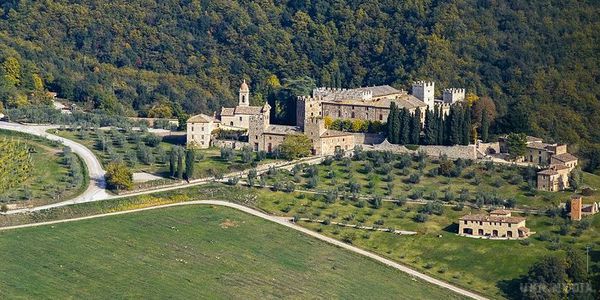 У Тоскані виставлений на продаж середньовічний замок. Середньовічний замок, який розташований в італійській області Тоскана в містечку Кастелліна-ін-К'янті, виставлений на продаж за $30 млн.