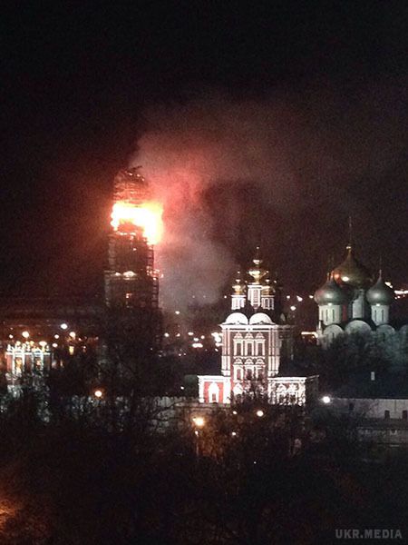 У Москві загорілася дзвіниця Новодівичого монастиря. Причина і площа пожежі встановлюються, - загорілися ліси, в яких знаходилася дзвіниця. Площа, становить 100 квадратних метрів, будівельні ліси біля дзвіниці обвалилися.