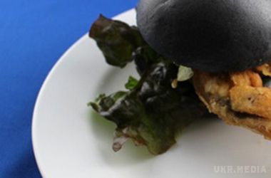 ФОТОФАКТ. У Японії з'явилися бургери з жаб'ячими лапками. Незвичайне блюдо продають у музеї