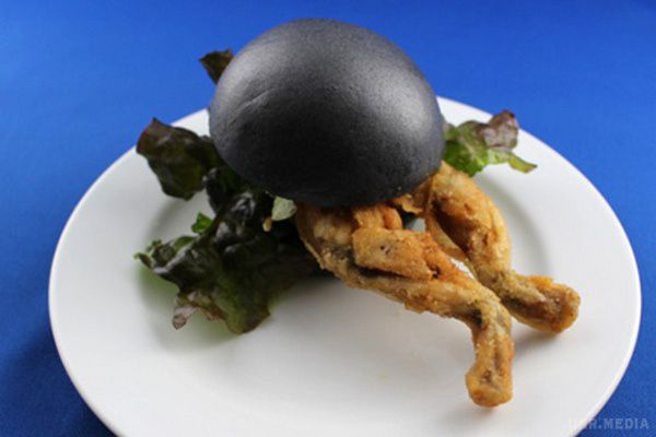 ФОТОФАКТ. У Японії з'явилися бургери з жаб'ячими лапками. Незвичайне блюдо продають у музеї