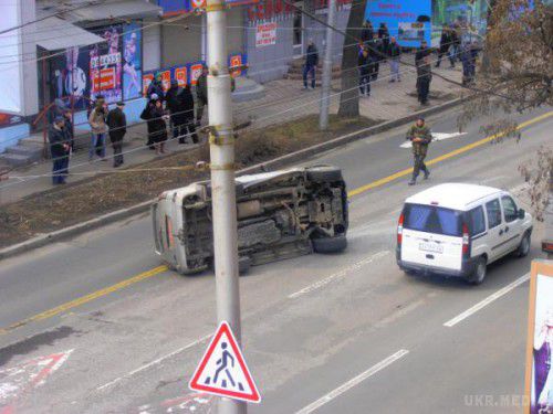 У центрі Донецька перекинулася машина з бойовиками (фото). Вчора, 15 березня, в центрі Донецька потрапив в аварію і перекинувся автомобіль з бойовиками «ДНР». 