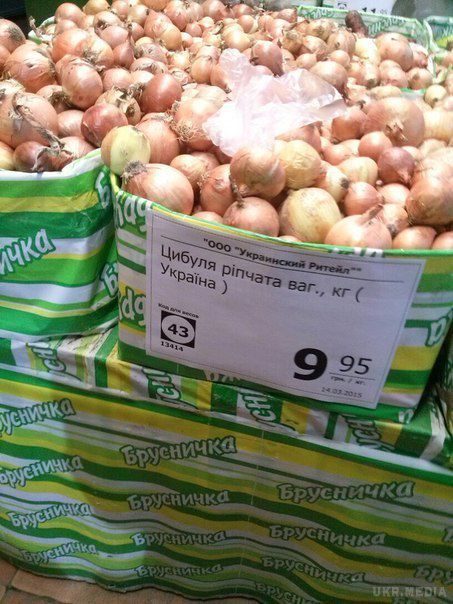 Луганчани показали магазинні полиці з новими цінами (фоторепортаж). У мережі з'явилися фото від 15 березня з цінами на продукти з луганського супермаркету «Брусниця». 