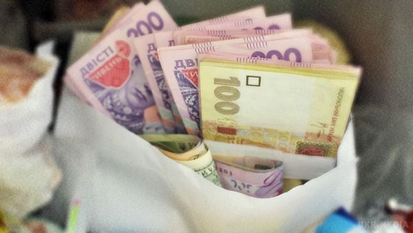 НБУ: Вперше за 9 місяців українці почали скидати валюту. «Обсяг валюти, купленої банками у населення - 194,3 млн. дол. Обсяг валюти, проданої населенню - 67,9 млн», - вказано у повідомленні.