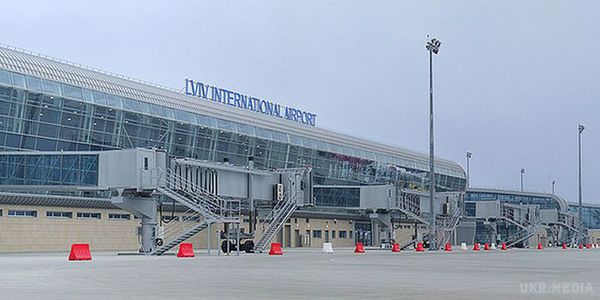 Аеропорт "Львів" евакуйований через повідомлення про мінування. Евакуйовано 100 пасажирів і 60 співробітників аеропорту.