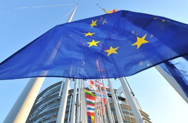 ЄС закликав країни-члени ООН оголосити про невизнання анексії Криму. Євросоюз висловив прихильність суверенітету України