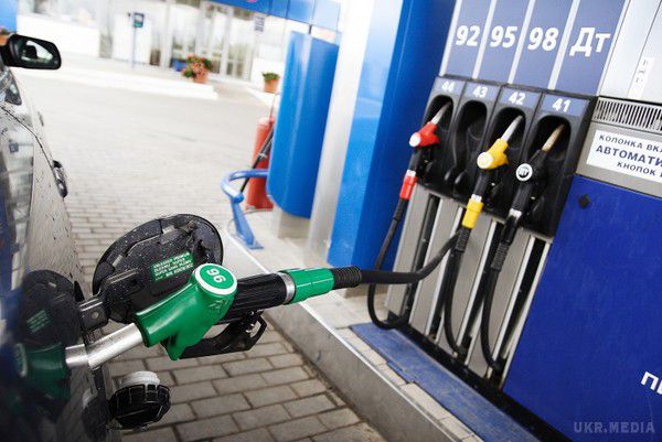 За тиждень бензин в Україні подешевшав на 3,80 грн/л. До зниження вартості палива призвело зміцнення курсу гривні