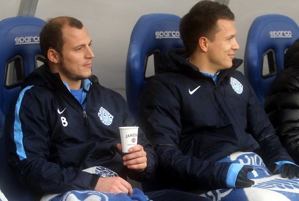 Стаканчики від віскі на лавці запасних "Дніпра". Що пили з них футболісти?