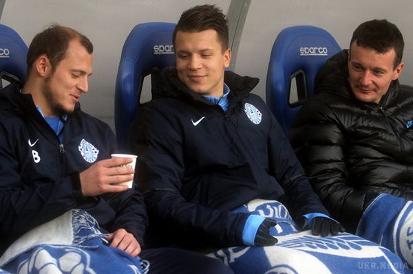 Стаканчики від віскі на лавці запасних "Дніпра". Що пили з них футболісти?