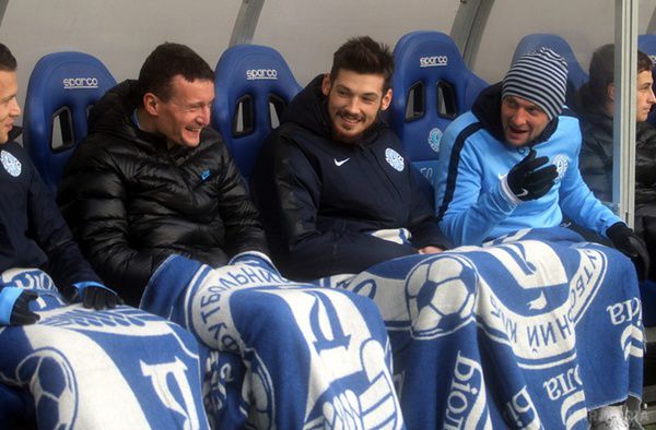 Стаканчики від віскі на лавці запасних "Дніпра". Що пили з них футболісти?