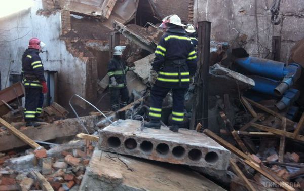Рятувальники повідомили про загибель людини під час вибуху котельні у Хмельницькій області. Під завалами знаходиться ще одна людина