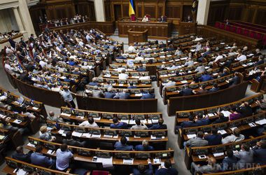 Перерва в Раді продовжена до вечора: лідери фракцій і ВР поїхали до Порошенка. Президент спробує переконати депутатів підтримати його законодавчі ініціативи