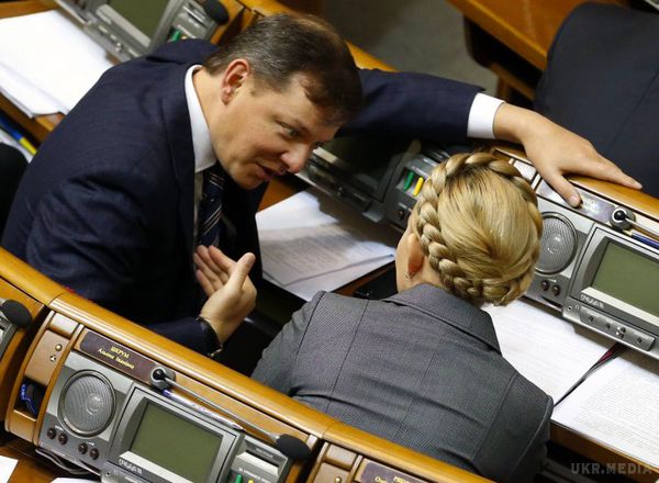 Тимошенко почала гру в дострокові вибори. Три фракції коаліції відмовляються голосувати за постанову про особливості самоврядування в окремих районах Донбасу. Це досить дивно, оскільки на останньому засіданні РНБО у присутності Президента фронди з цього питання не було. 