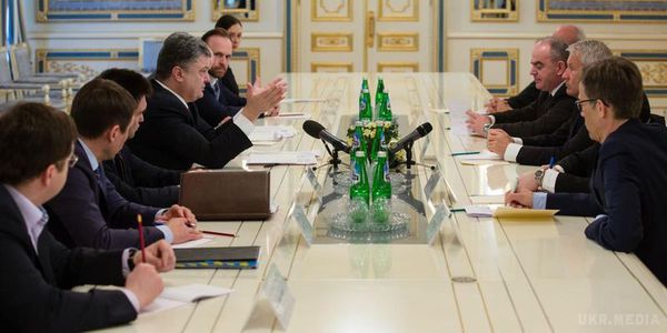 Порошенко зустрівся з генсеком Ради Європи. Президент Петро Порошенко запропонував Раді Європи приєднатися до роботи Конституційної комісії.