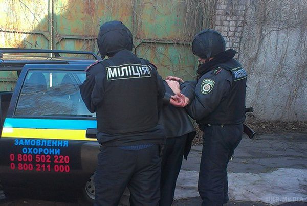  Банду грабіжників, яка наряджався під фірму по установці вікон накрили у Києві. Першою в квартиру дзвонила дівчина, якій двері відкривали без побоювання.