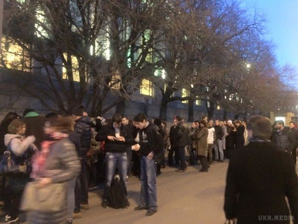 Москвичі вишикувалися в чергу за грошима після "святкування КримНаш" (фотофакт). У Москві після святкування з приводу анексії і окупації українського півострова Крим вишикувалася величезна черга за грошима.