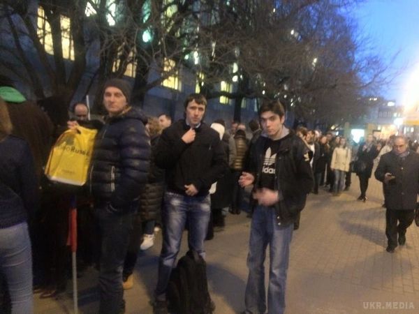 Москвичі вишикувалися в чергу за грошима після "святкування КримНаш" (фотофакт). У Москві після святкування з приводу анексії і окупації українського півострова Крим вишикувалася величезна черга за грошима.