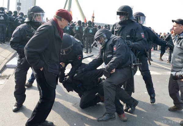  На вулиці у Франкфурті вийшли понад 17 тисяч протестувальників. Протести у Франкфурті-на-Майні набирають обертів: число учасників акції сягає 17 тисяч, поранених - 230.