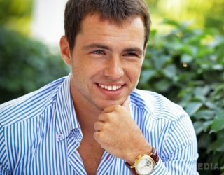 Сергій Мельник хоче сім'ю, як у батьків, і мінімум двох дітей - герой романтичного шоу "Холостяк-5". Головний герой романтичного шоу каналу СТБ поділився архівними знімками і розповів про найрідніших людей.
