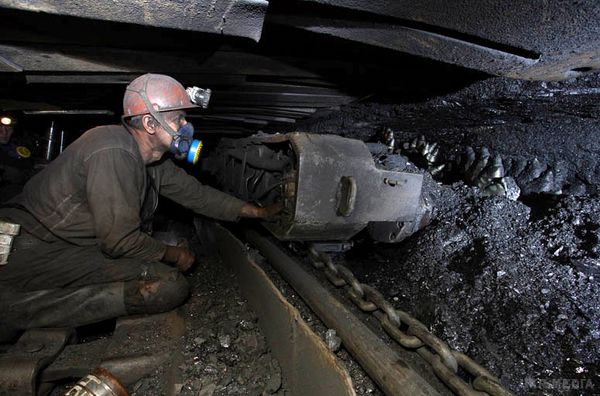 Видобуток вугілля в Україні в лютому скоротилася на 60%. Криза у вугільній галузі України пов'язаний з конфліктом в Донбасі.