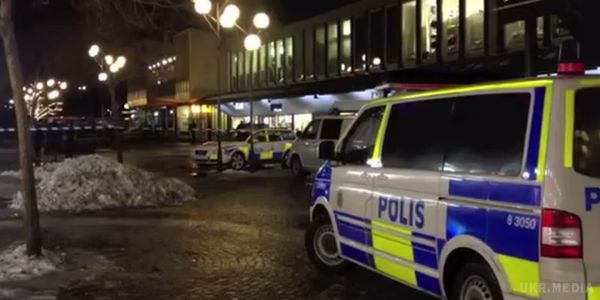  В шведському ресторані відкрили стрілянину: є жертви (відео). Невідомі, озброєні автоматами Калашникова, відкрили стрілянину в одному з ресторанів у шведському місті Гетеборг.